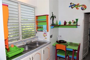 Frigorífico, microondas, placa de cocina y cafetera o tetera