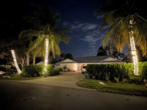 Exterior - Walk/Bike to Vanderbilt Beach: Pet-Friendly Naples Getaway Summer Special Rates! (Naples)