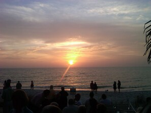 Beach nearby, sun loungers, beach towels - Walk To Naples Beach! Close to Golf! Pets OK. Bikes. Hot Tub. Spring Specials! (Naples)