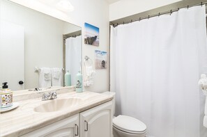 Combined shower/tub, eco-friendly toiletries, hair dryer, bidet - Walk To Naples Beach! Close to Golf! Pets OK. Bikes. Hot Tub. Spring Specials! (Naples)