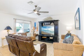 Smart TV, fireplace, books, music library - Close To Naples Beach! Pets Welcome. Bikes Available. Hot Tub. Holiday Specials! (Naples)
