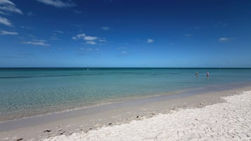 Nær stranden, solsenger og strandhåndklær