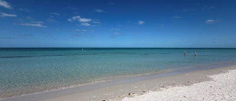 In Strandnähe, Liegestühle, Strandtücher