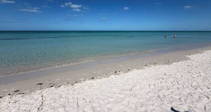Hot Tub, Salt Air & Sunsets Your Naples Beach Retreat