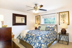 2 bedrooms, desk, iron/ironing board, free WiFi - Close To Naples Beach! Pets Welcome. Bikes Available. Hot Tub. Holiday Specials! (Naples)