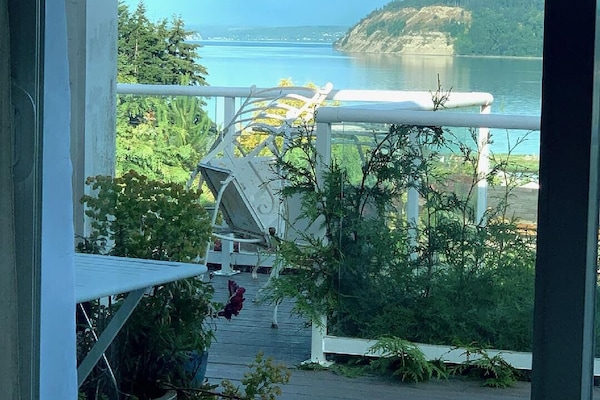 Breathtaking views, this photo was taken at dawn from the Primary bedroom.