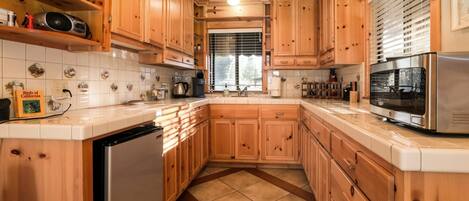 Kühlschrank, Mikrowelle, Wasserkocher mit Kaffee-/Teezubehör, Toaster