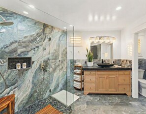 Regadera, toallas, papel de baño 