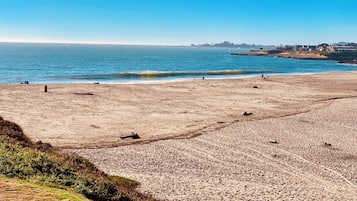 En la playa, camastros y toallas de playa