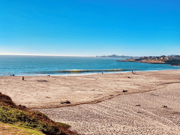 En la playa, camastros y toallas de playa 