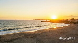 På stranden, solsenger og strandhåndklær