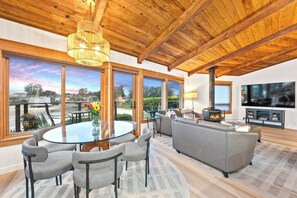 Smart-TV, peis og bøker