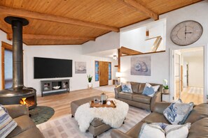 Smart TV, caminetto, libri