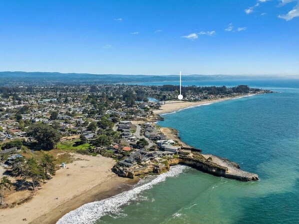 På stranden, solsenger og strandhåndklær