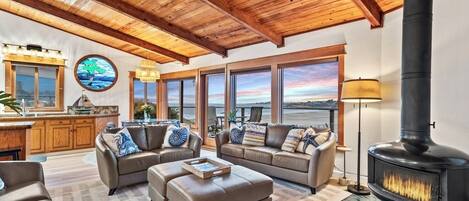 Smart-TV, Kamin, Bücher