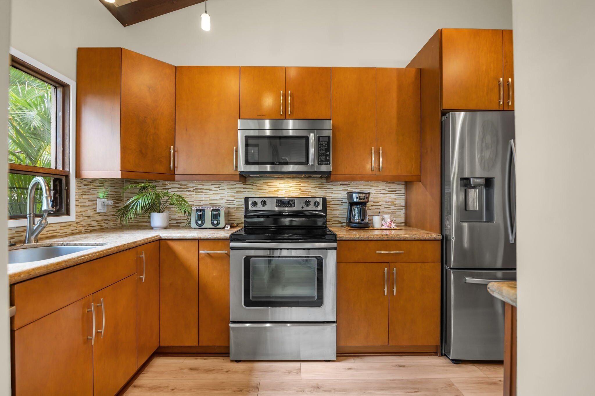 冷蔵庫、電子レンジ、オーブン、コンロ