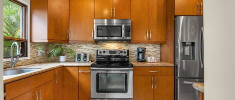 Kylskåp, mikrovågsugn, ugn och spishäll