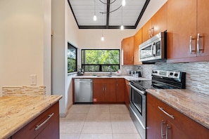 冰箱、微波炉、烤箱、炉灶