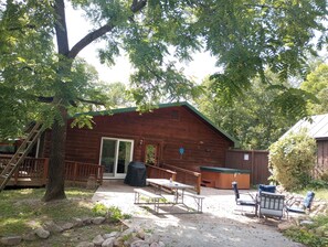 Outdoor dining - Beautifully appointed log cabin features mountain views, river, trails, WiFi (Luray)