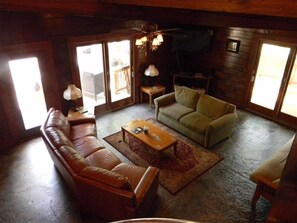 TV, fireplace, DVD player, books - Beautifully appointed log cabin features mountain views, river, trails, WiFi (Luray)