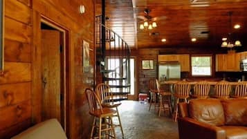 Fernseher, Kamin, DVD-Player, Bücher