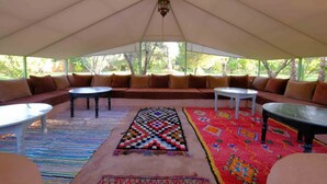 يتم تقديم الإفطار والغداء والعشاء 