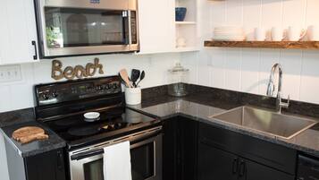 Een koelkast, een magnetron, een oven, een kookplaat