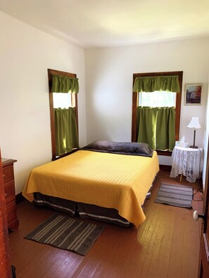 5 chambres, fer et planche à repasser, lit de bébé portatif