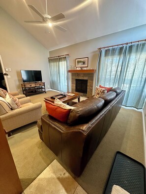 تلفزيون ذكي، مدفأة، مشغل دي في دي، كُتُب