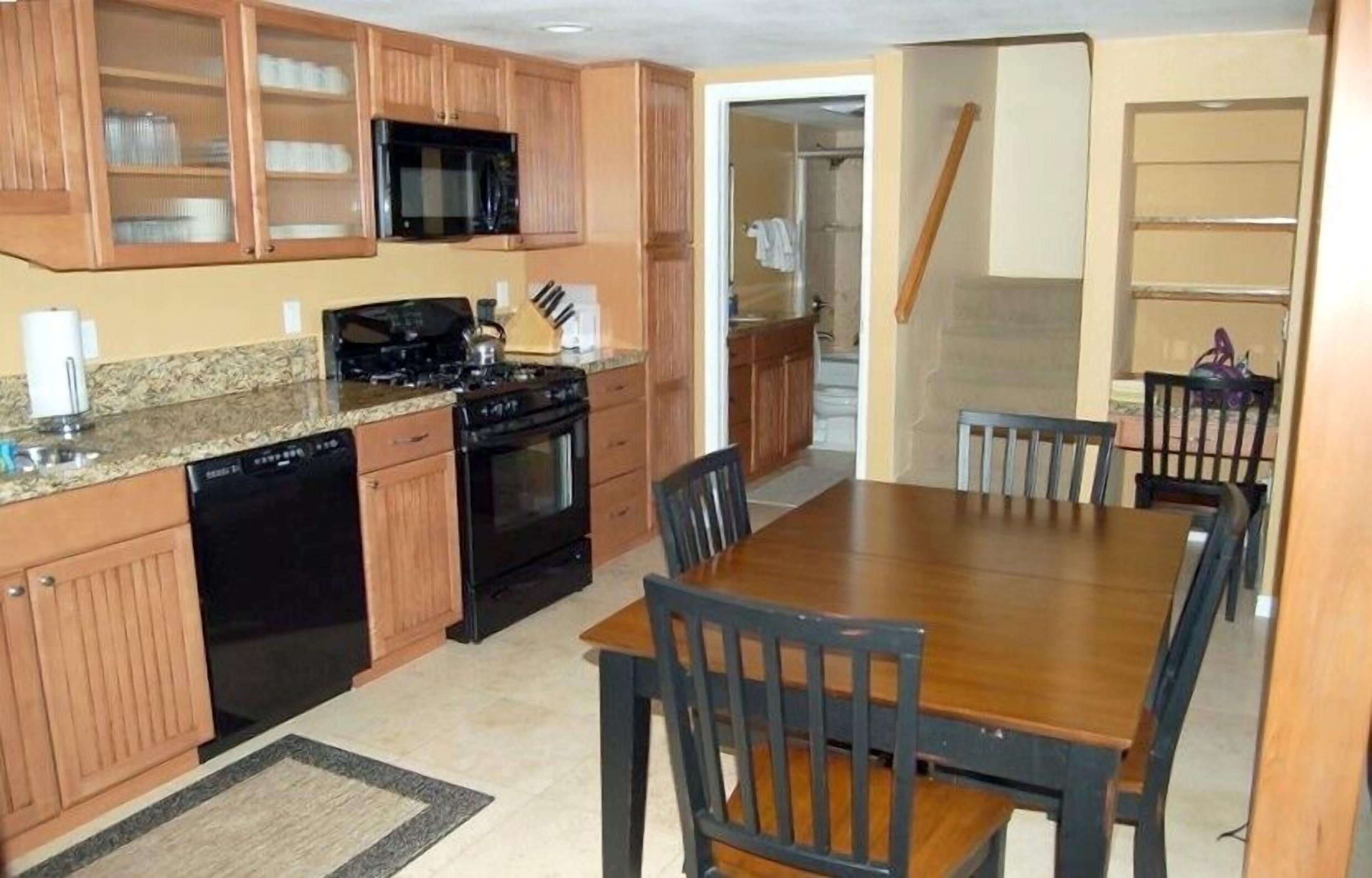 Next to bike path/ BW River, Heated Pool, Bikes/helmets included Great Reviews