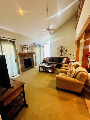 Una Smart TV, una chimenea, un reproductor de DVD, libros