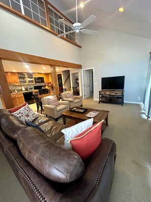 Smart TV, fireplace, DVD player, books - Walk 2 Baldy/River, Pool,Hot Tub, Bikes, Private Ski Locker at Mtn, Grt reviews  (Ketchum)