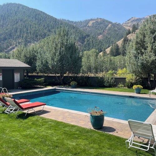 Walk 2 Baldy/River, Pool,Hot Tub, Bikes, Private Ski Locker at Mtn, Grt reviews 