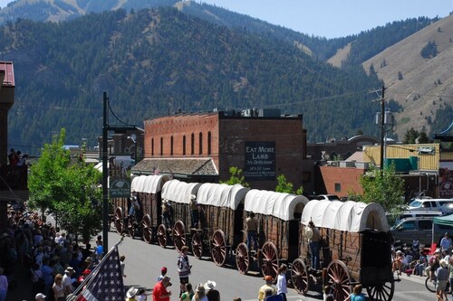 Walk 2 Baldy/River, Pool,Hot Tub, Bikes, Private Ski Locker at Mtn, Grt reviews 