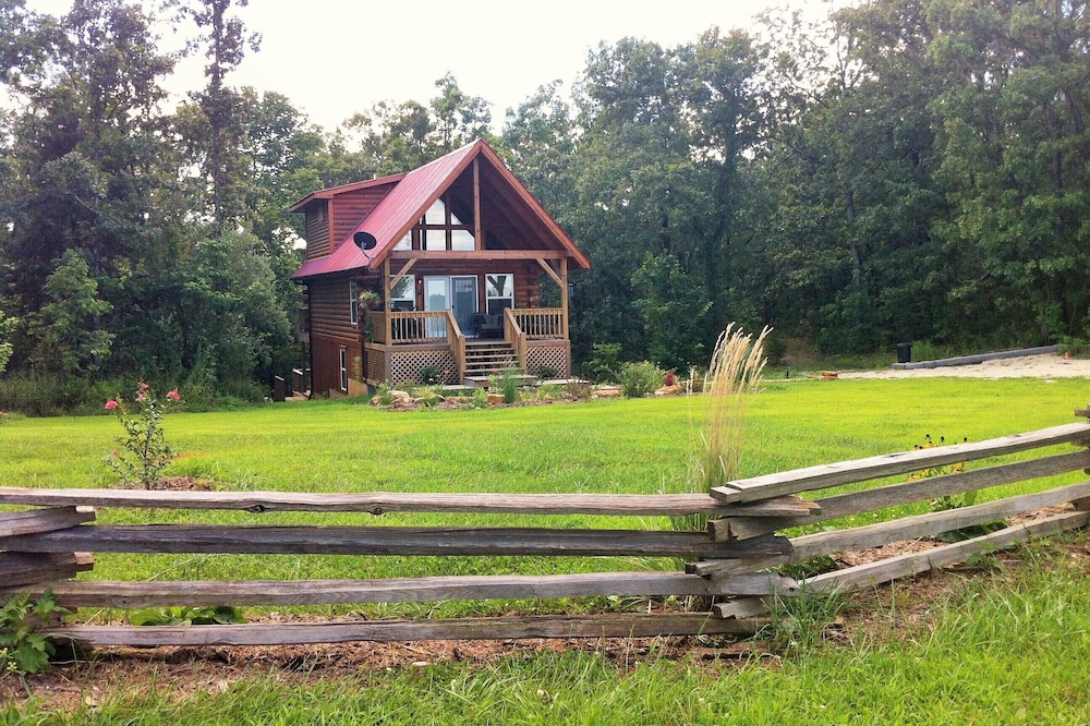 Ellen's Log Cabin with Hot Tub ~ Located Minutes From The Upper Meramec River