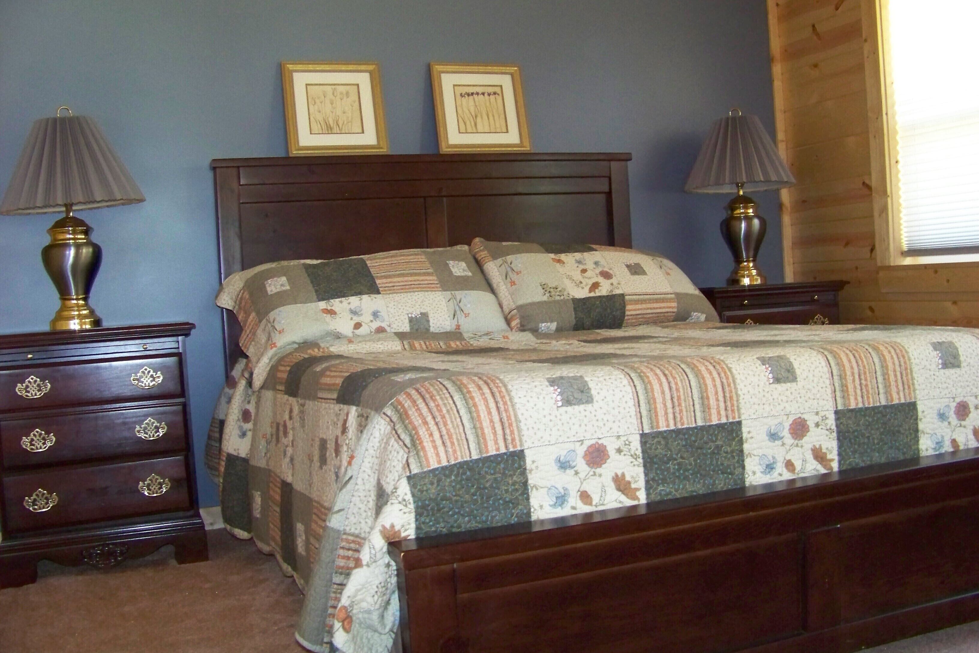 Ellen's Log Cabin with Hot Tub ~ Located Minutes From The Upper Meramec River