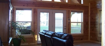 Le Log Cabin d'Ellen avec bain à remous. Situé à quelques minutes de la rivière Upper Meramec