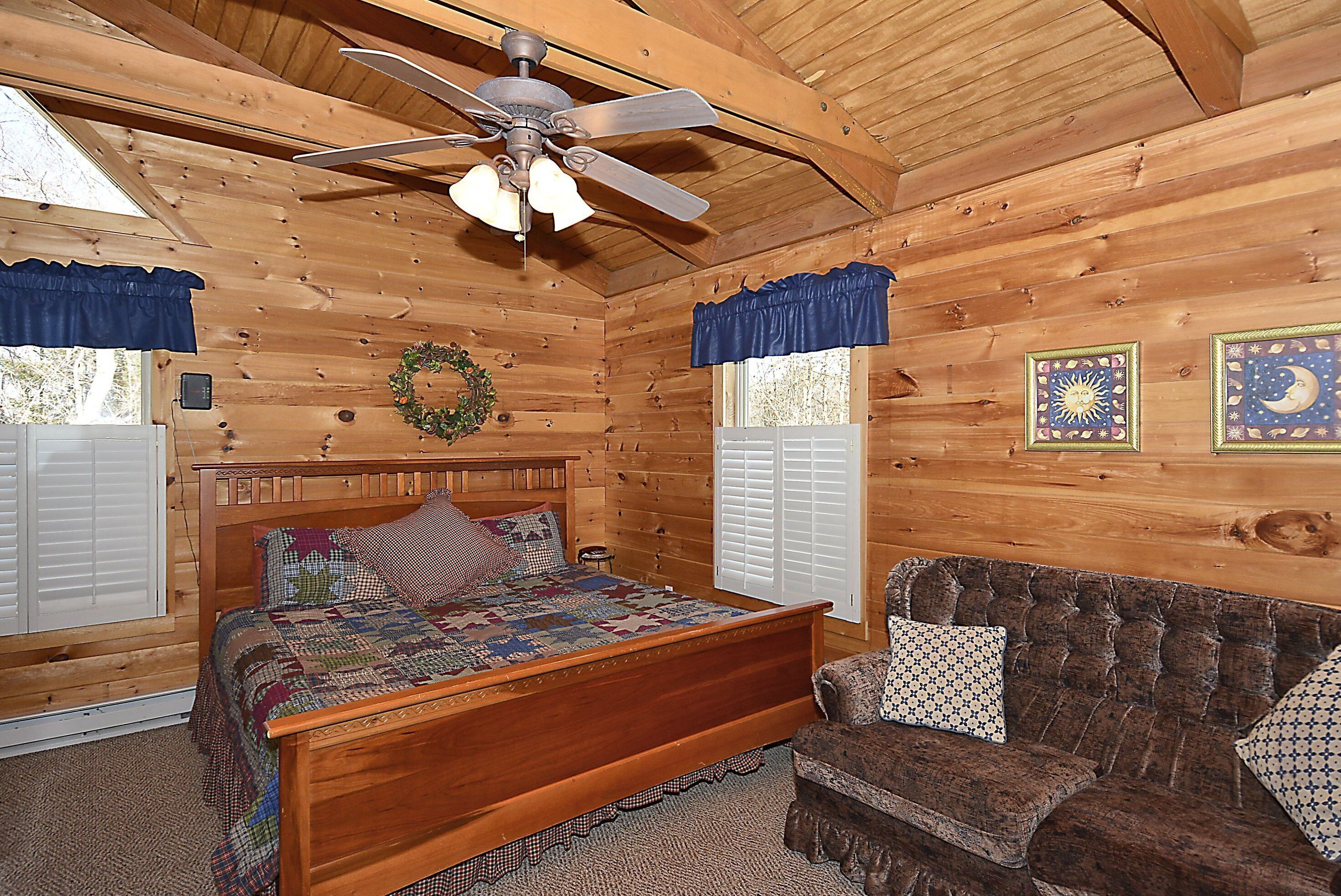 Fabulous Rustic Mountain Cabin walking distance to Timberline Mountain Slopes!