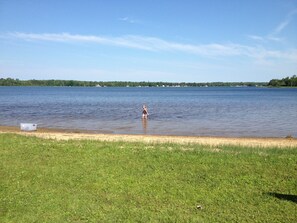 On the beach, sun loungers - Great sunset views, private setting -  many amenities - bathroom renovation 2024 (Trout Lake)