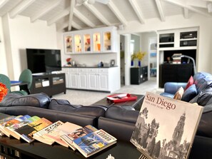 Smart-TV, DVD-spiller, bøker og musikkbibliotek