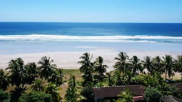 På stranden og solsenger