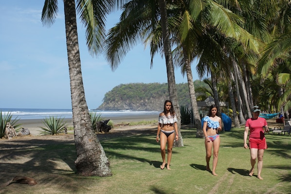 En la playa y camastros 