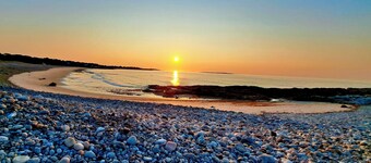 Gloucester-Long Beach-2 minute walk to Beach! Large yard & lush gardens. Pup ok!