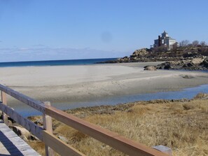 Playa en los alrededores, camastros y toallas de playa 