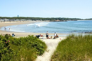 Beach nearby, sun-loungers, beach towels - Gloucester-Long Beach-2 minute walk to Beach! Large yard & lush gardens. Pup ok! (Gloucester)