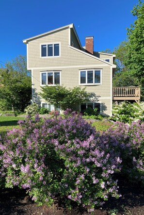 Exterior - Long Beach-Gloucester-2 minute walk to Beach! Large yard & lush gardens. Pup ok (Gloucester)