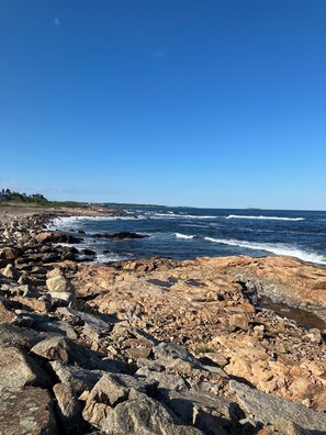 Plage à proximité, chaise longue, serviettes de plage