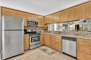 Fridge, microwave, oven, stovetop - Comfy Condo at Jupiter Bay Resort, with easy beach access (Jupiter)