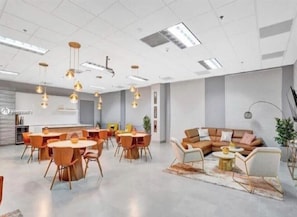 Un interior moderno con comedor, sofás y cocina.