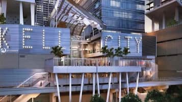 Un bâtiment moderne avec une grande enseigne lumineuse sur laquelle on peut lire le mot « VILLE ».